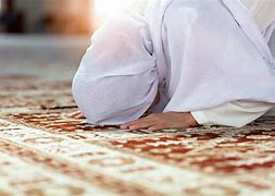 Foto Wanita Cantik Lagi Sholat Berdoa Di Masjid